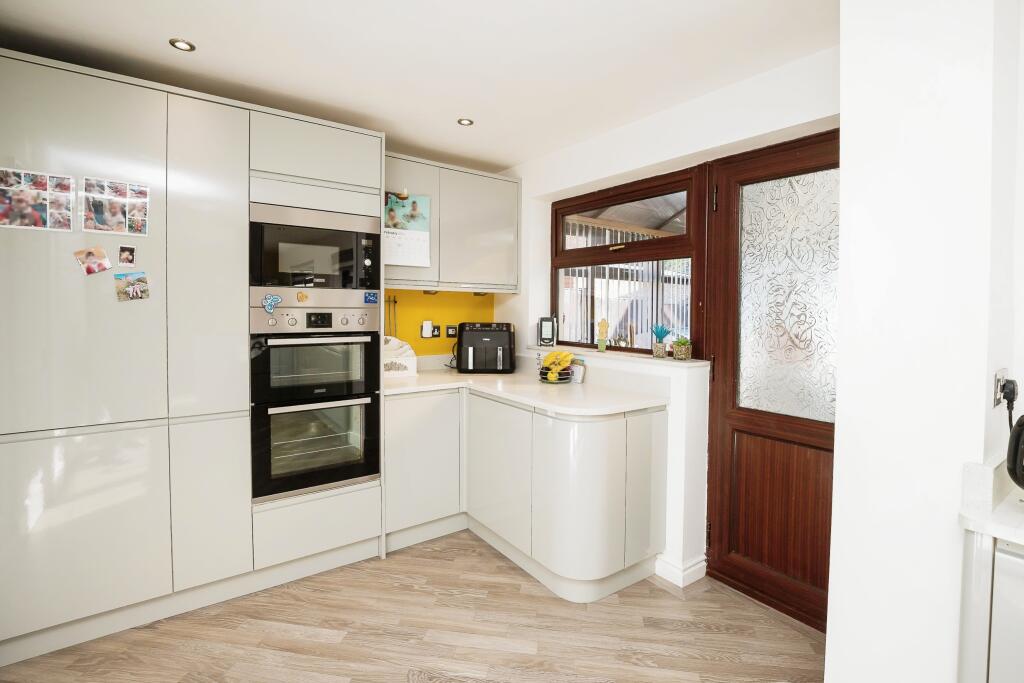 Kitchen/ Dining Room