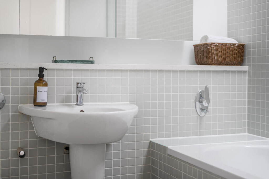 1359008-20-68dd07...