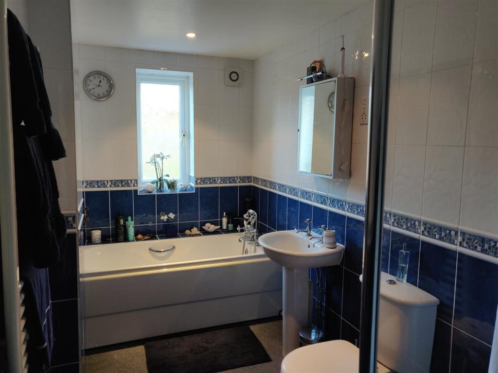 downstairs bathroom.jpg