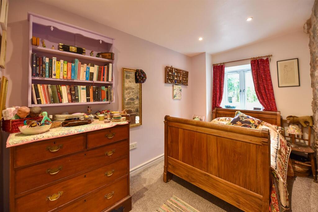 Bedroom-of-lounge.jpg