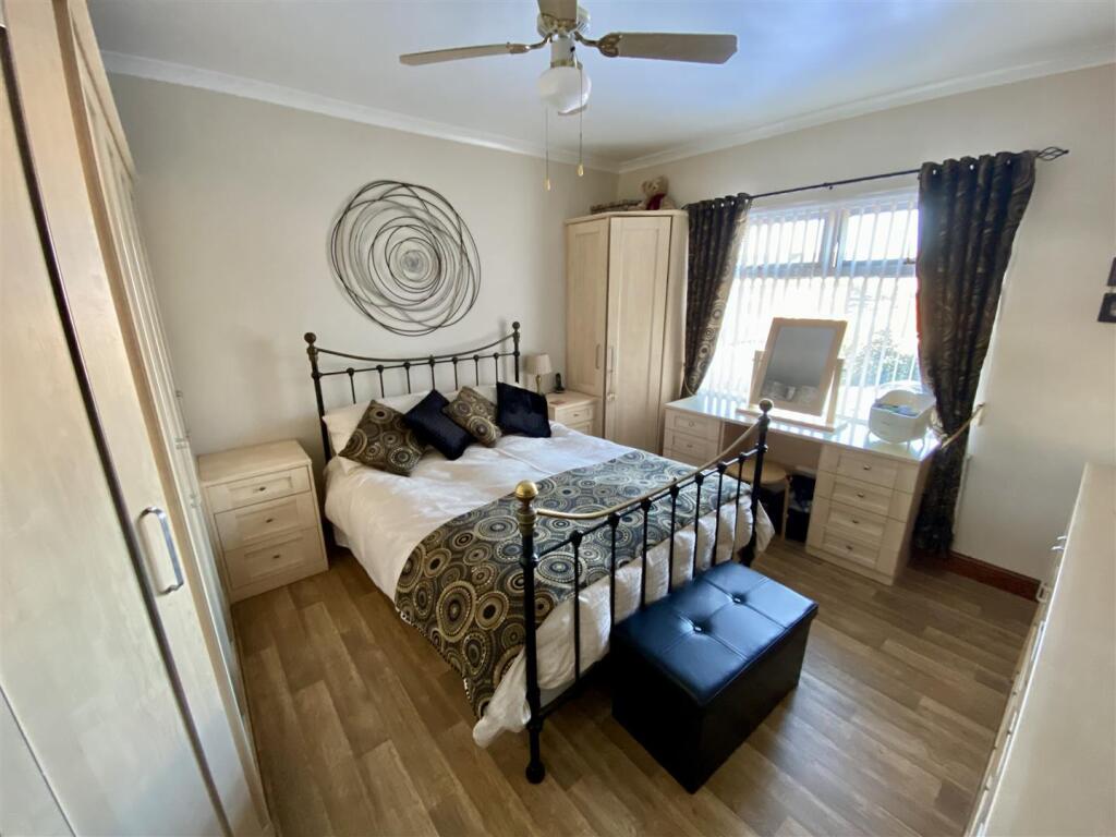 Bramleys Estate Agents - Edge Top - Thornhill - De