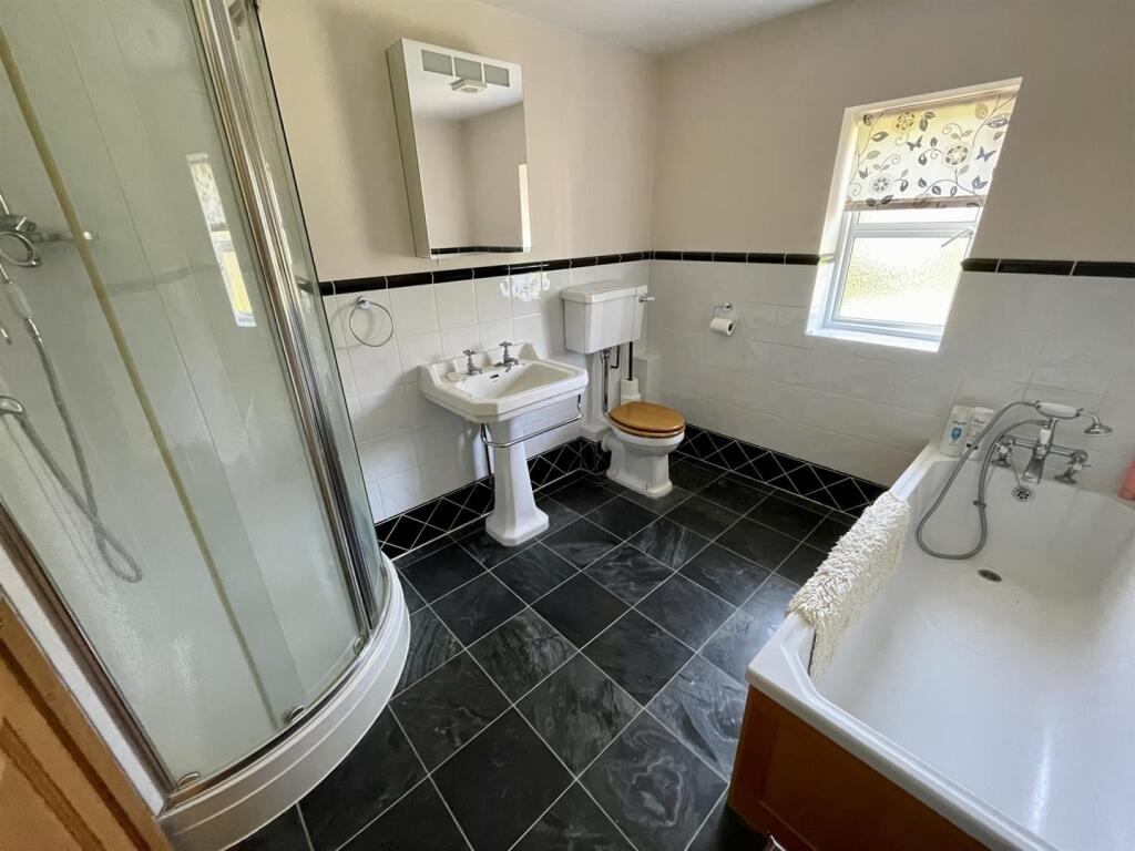 10. bathroom.JPEG