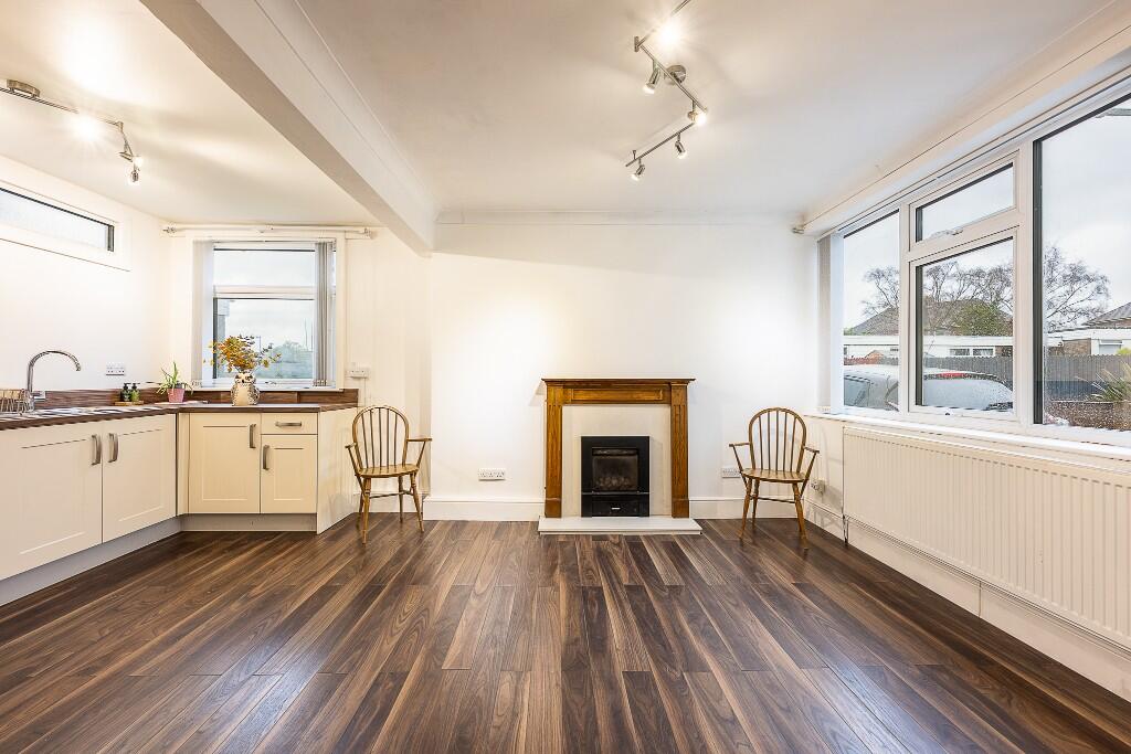 Kitchen / Dining 