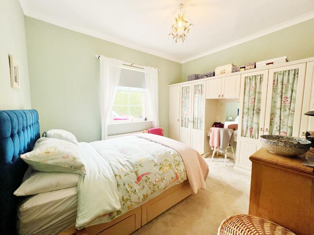 Master Bedroom pic 1.jpg