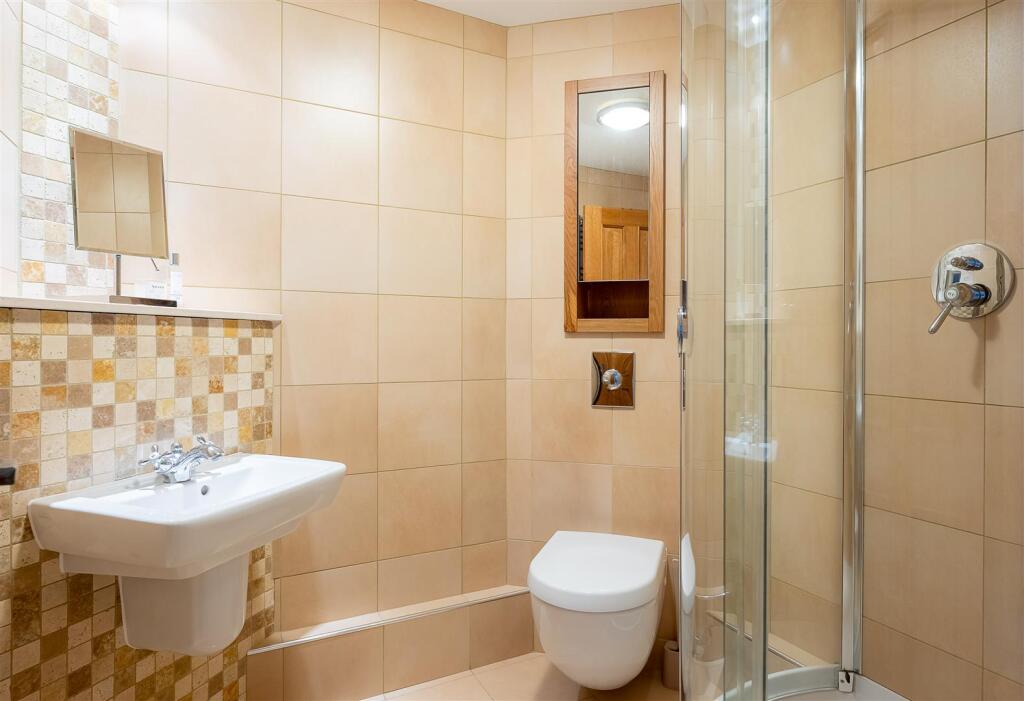 EN SUITE