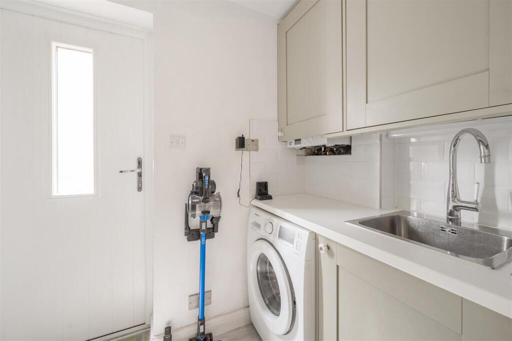 4 Old Oak Drive, Silverstone (6).jpg