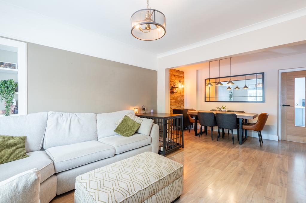 LOUNGE TO DINING