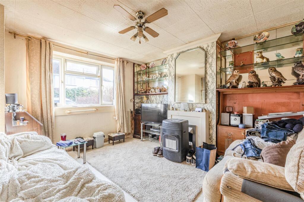 38 Eden Grove Road Byfleet, KT147PX - 7.jpg