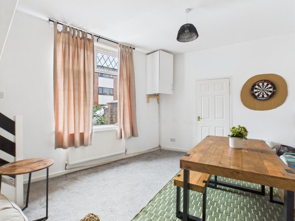 CAM03729G0-PR0076-STILL009