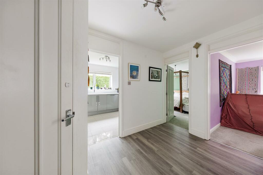 Oakdale Court, E4
