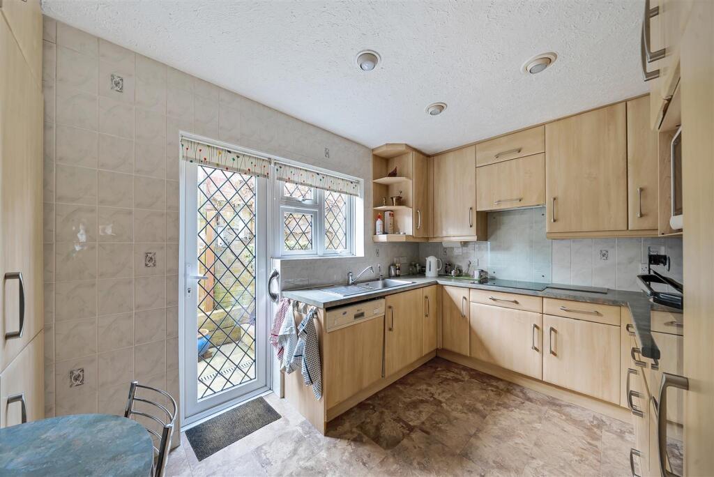 Kitchen/Breakfast Room: