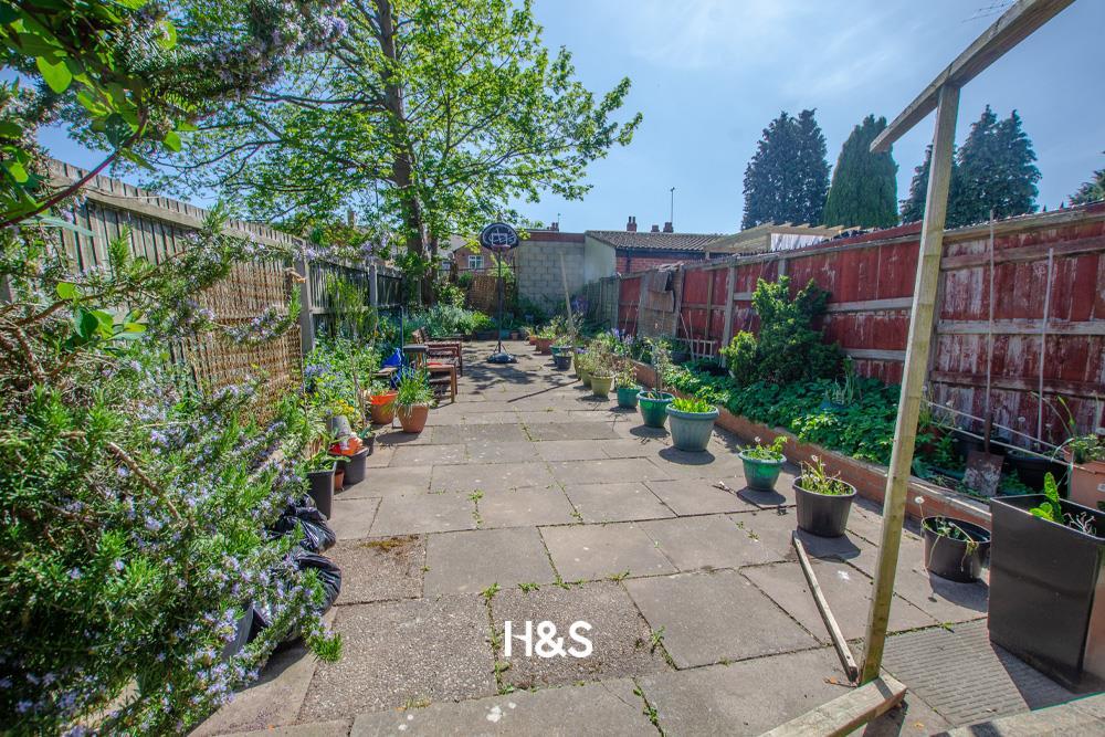 39 Esme Road - rear garden.jpg
