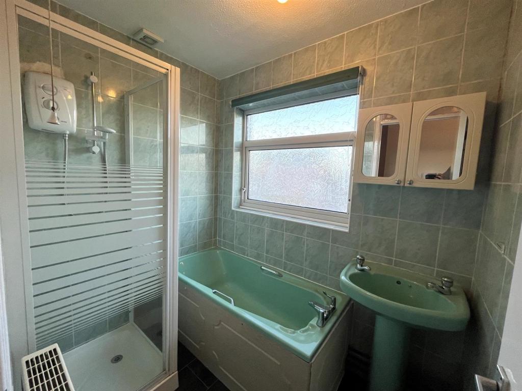 Wimborne Drive, Clifford Park - Bathroom