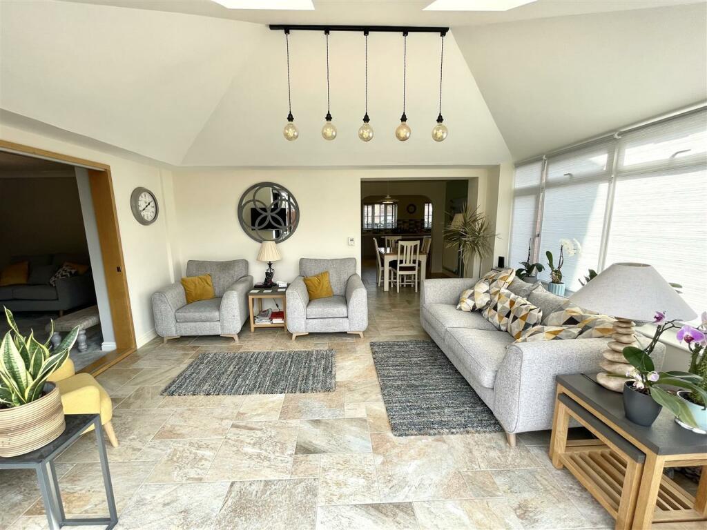 EXTENDED TRIPLE ASPECT GARDEN ROOM :