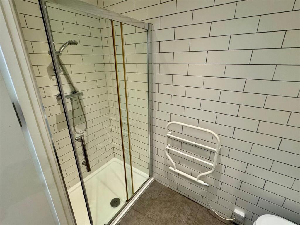12 Drydock Shower Room