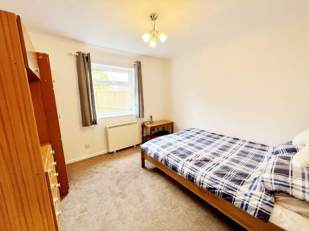 Bedroom 1 pic 1.jpg