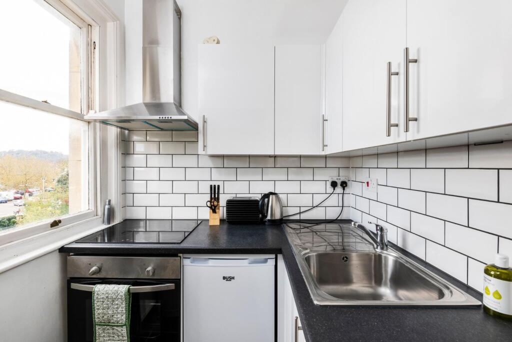 Flat 3, 2 Kensington Place, Bath, BA1 6AW-5.jpg