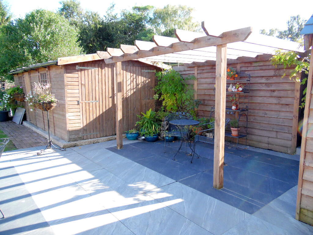 WORKSHOP &amp; PERGOLA