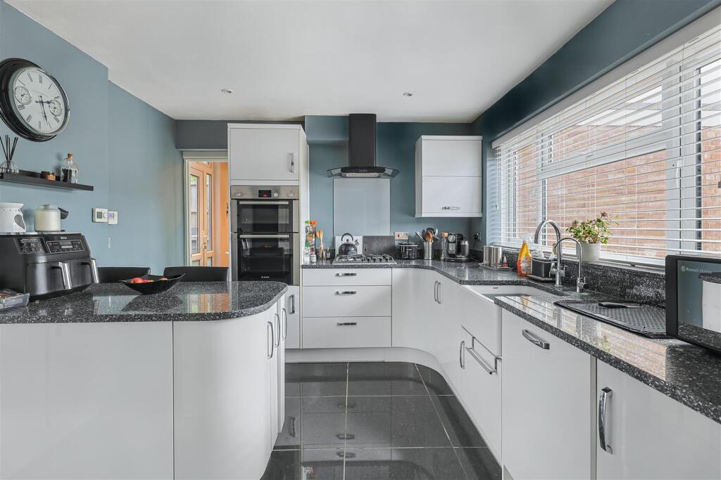 Kitchen a.JPG