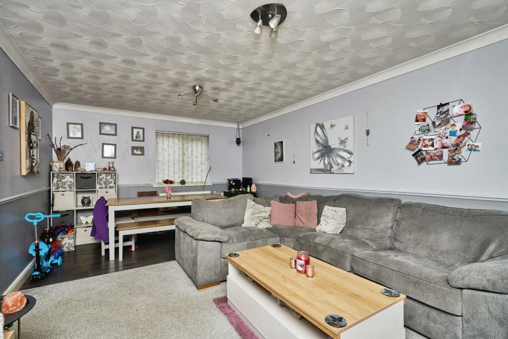 Lounge &amp; Dining
