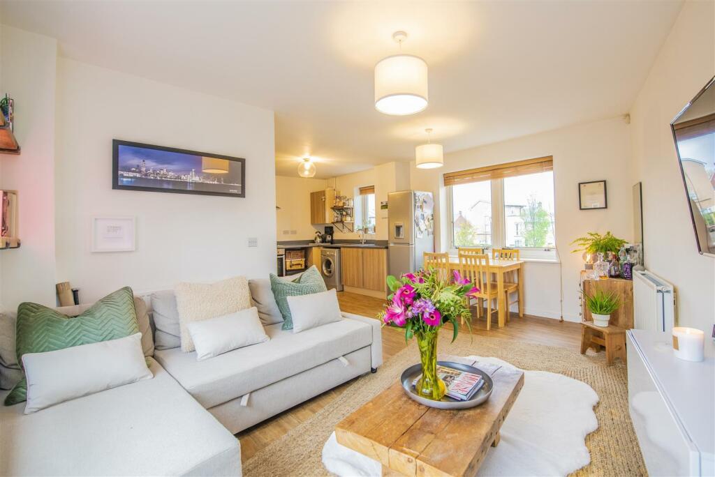 45 Einstein Crescent lounge kitch din.jpg