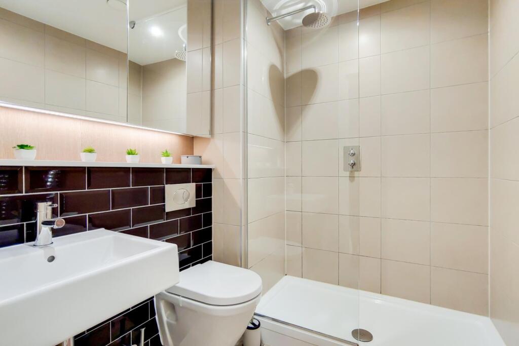 EN SUITE SHOWER ROOM