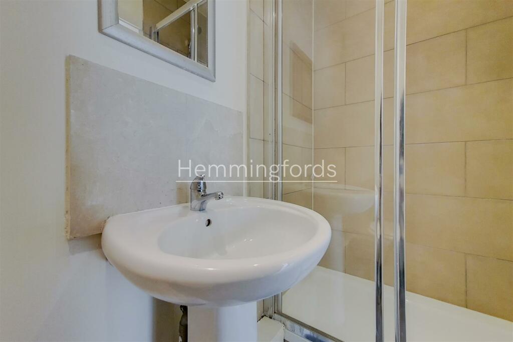 4_Shower Room-0.jpg