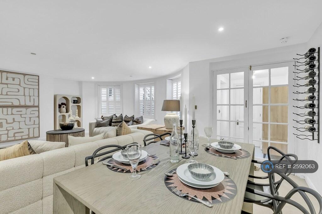 Lounge / Dining