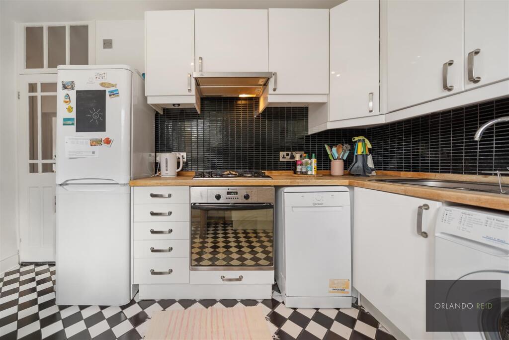 Flat 57, Stockwell Gardens SW9 0RY-9.jpg