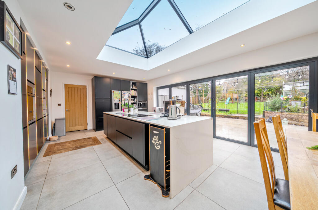 1387030-1-6931711...