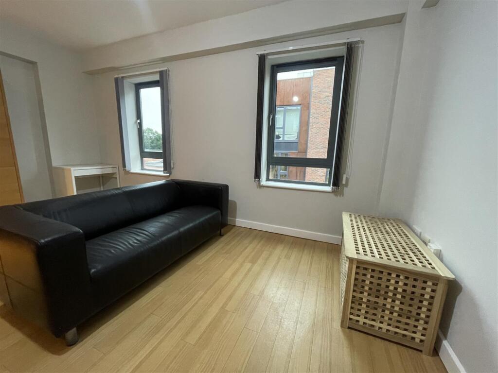 Livingroom 2.jpeg