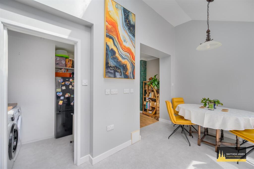 69 Overslade Crescent-15.jpg