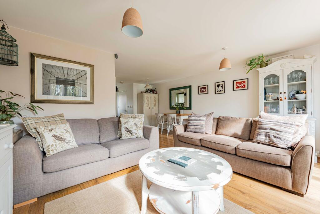 Living/Dining Room (4)