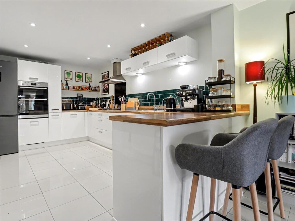 kitchen/breakfast area