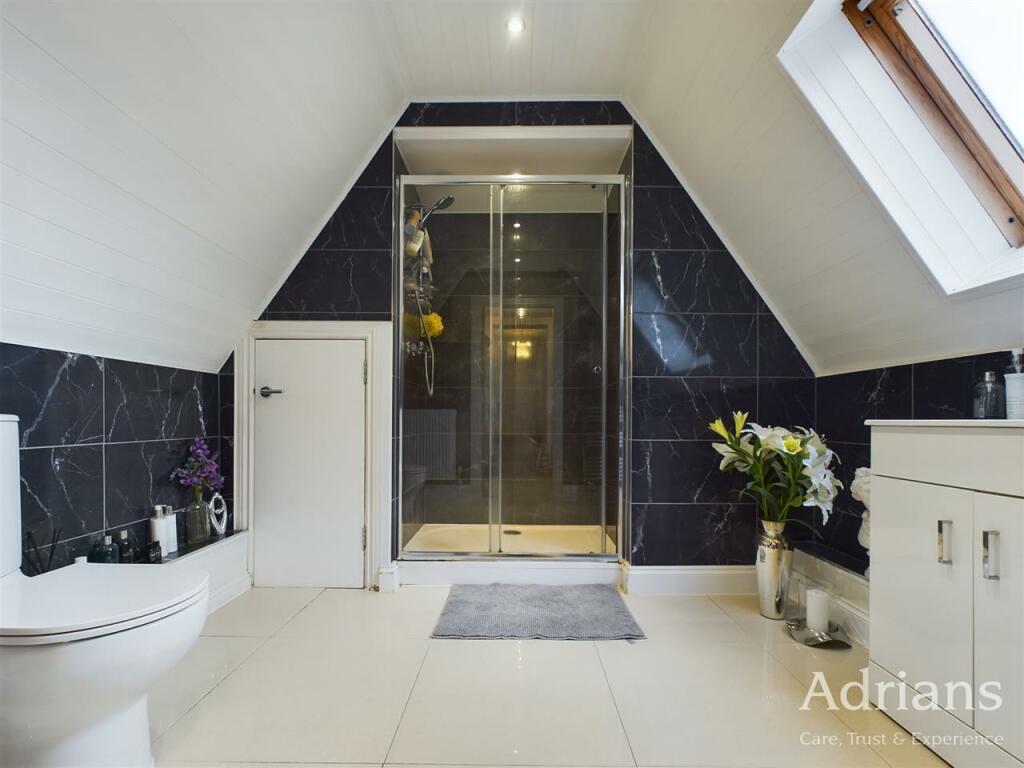 EN-SUITE SHOWER ROOM