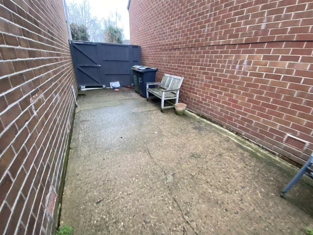 Bramleys Estate Agents - Robin Royd Drive - Mirfie