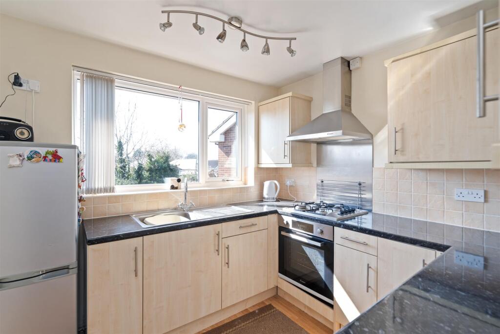 8 Romford Close_1.jpg