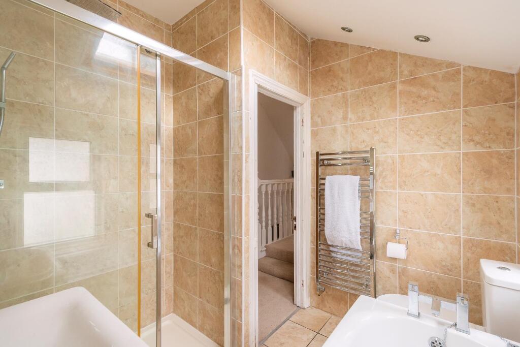 2W4RKE - Bathroom A.jpg