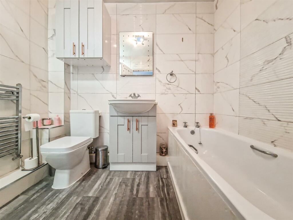 four piece bathroom-w.c