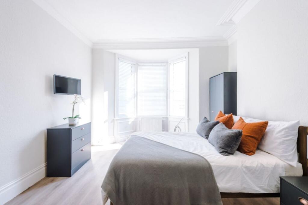 77DR - Bedroom