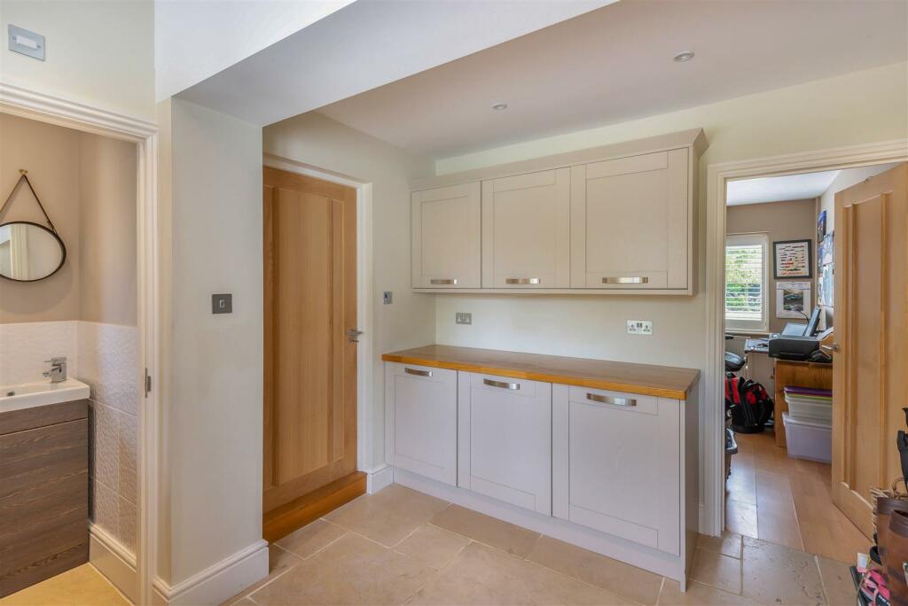 8608074-interior07.jpg