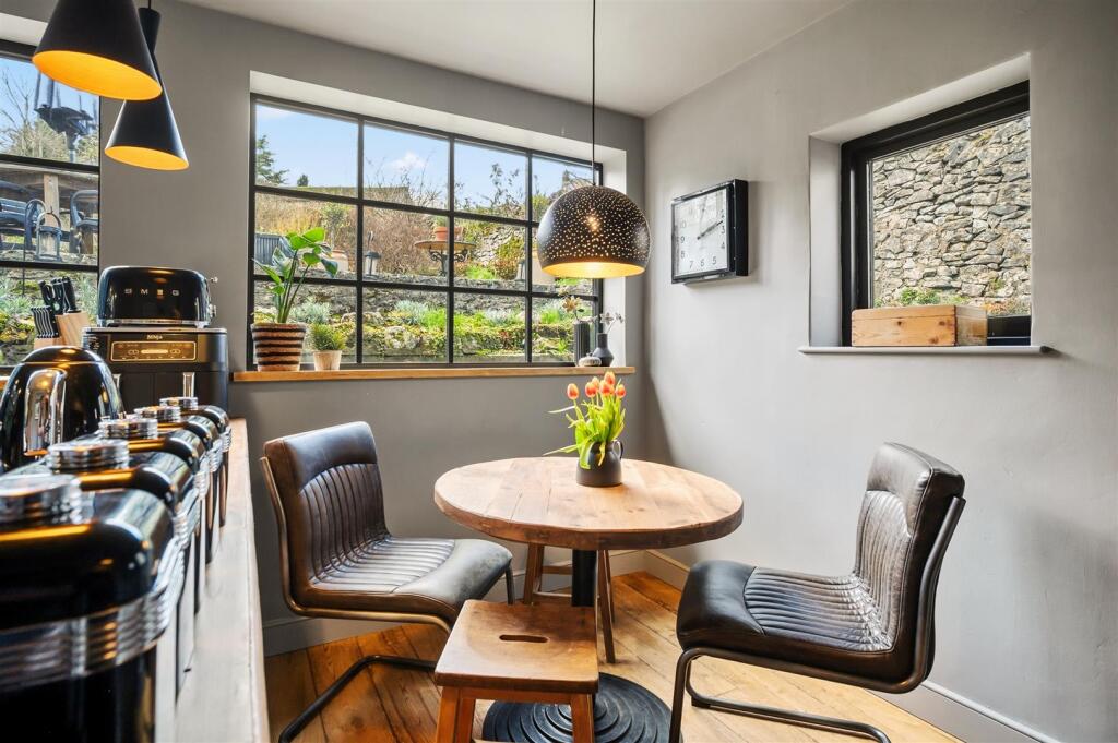 Saxton Mee Well Yard 0037.jpg