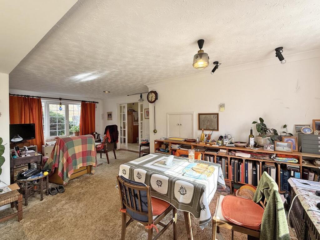 Rigdale Close 17 - Dining 2.jpg