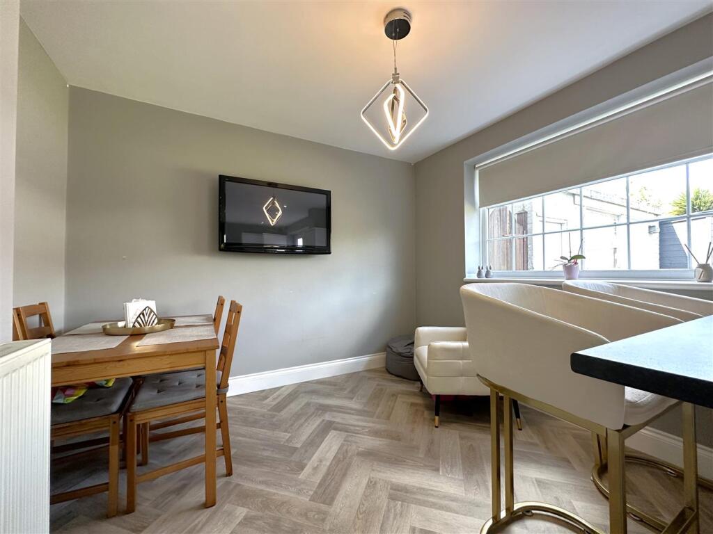 Dining Area 816