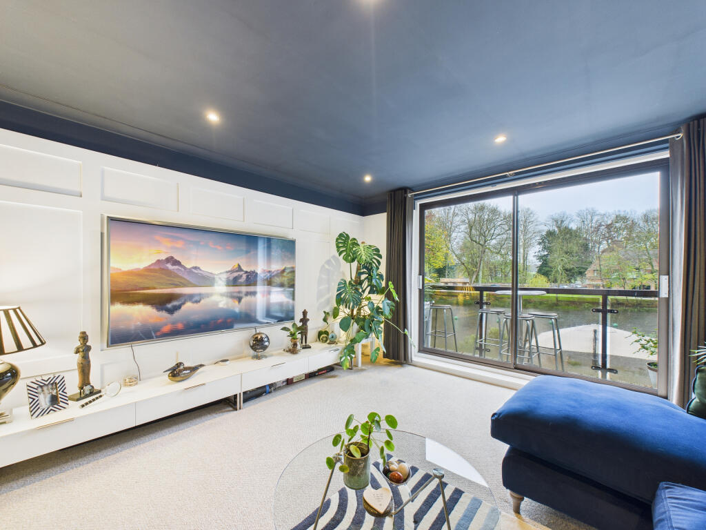 CAM01984G0-PR0529-STILL010