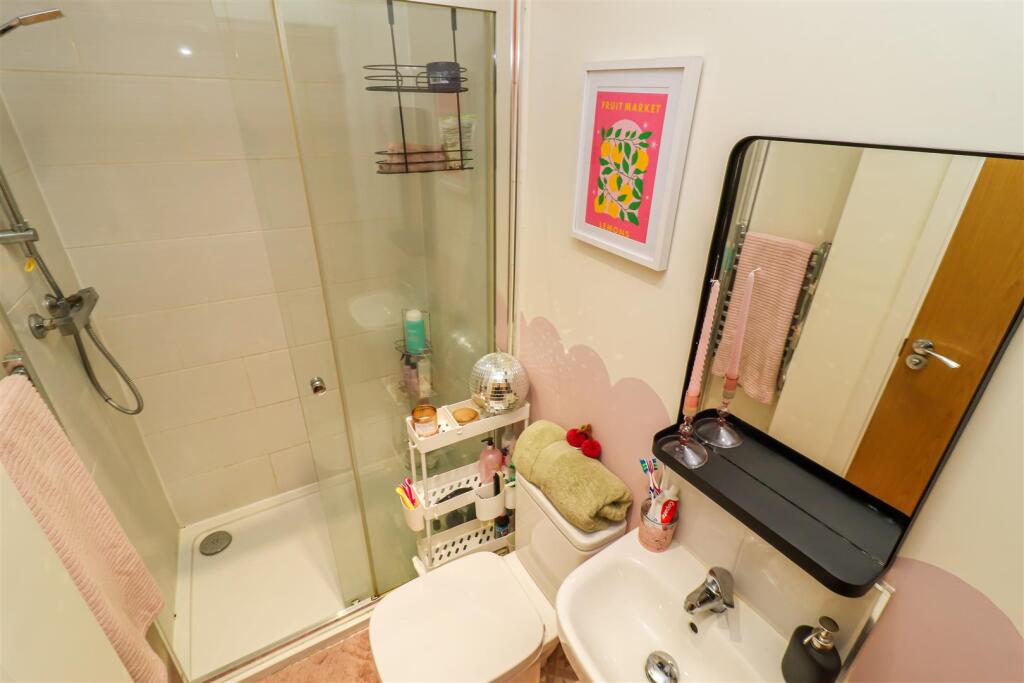 EN-SUITE SHOWER ROOM