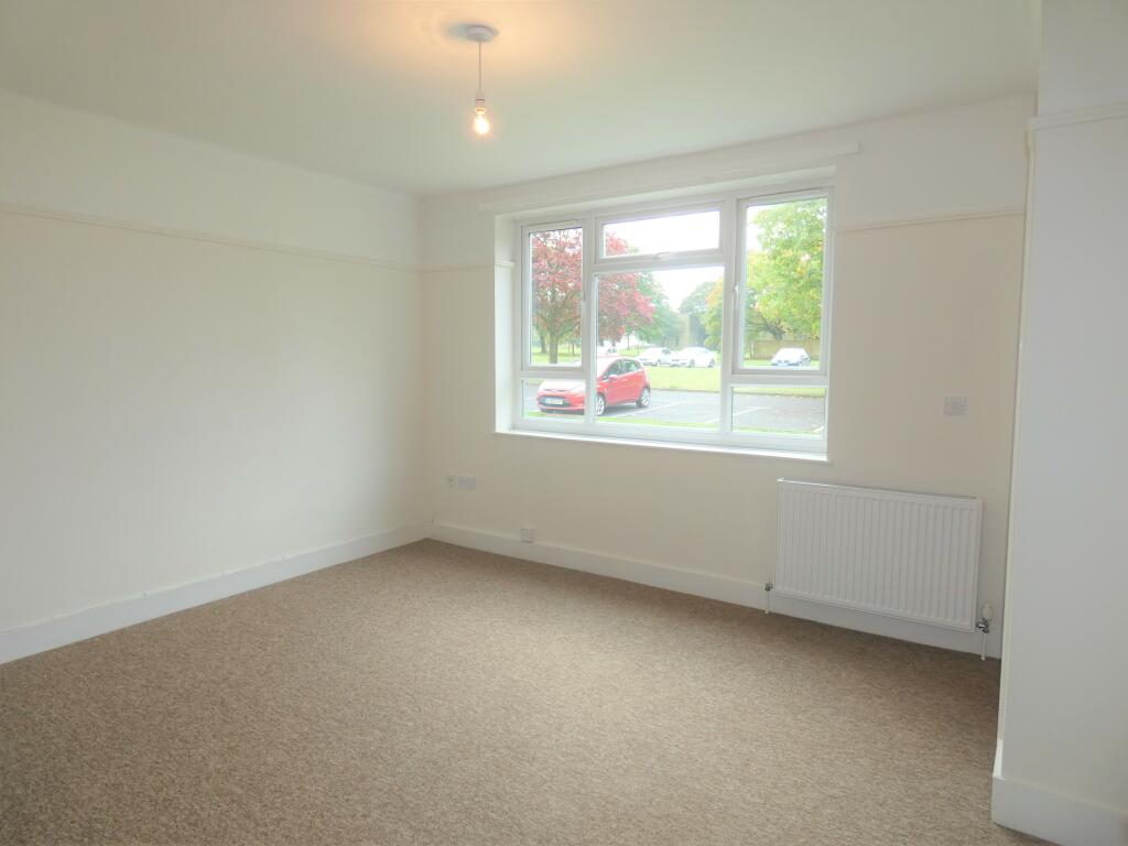 Pic 3 Living Room (2).JPG
