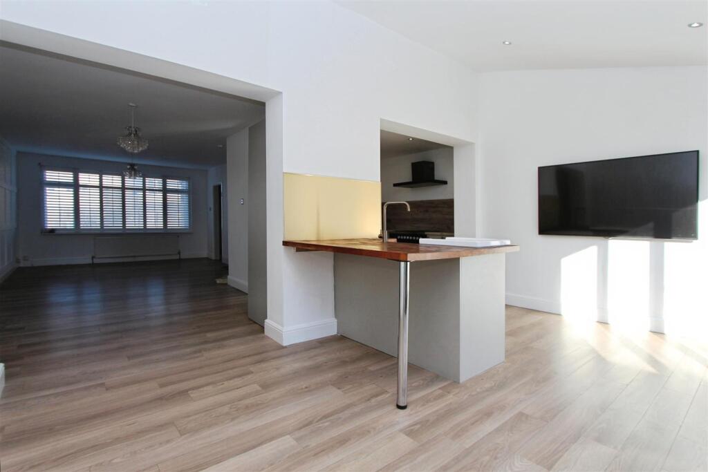 Open Plan Kitchen / Diner / Family Room