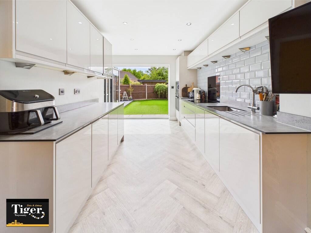 CAM02176G0-PR0571...