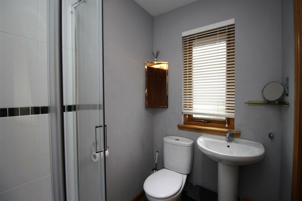 En-suite  -bedroom 1.JPG